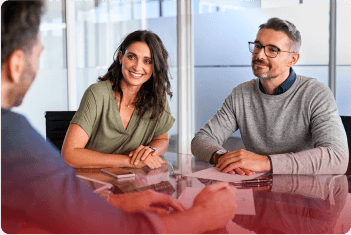 3 personas reunidas en una oficina