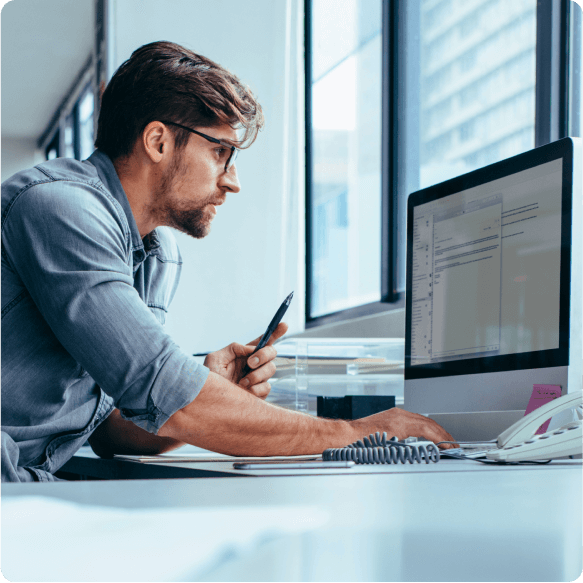 hombre en su oficina de trabajo