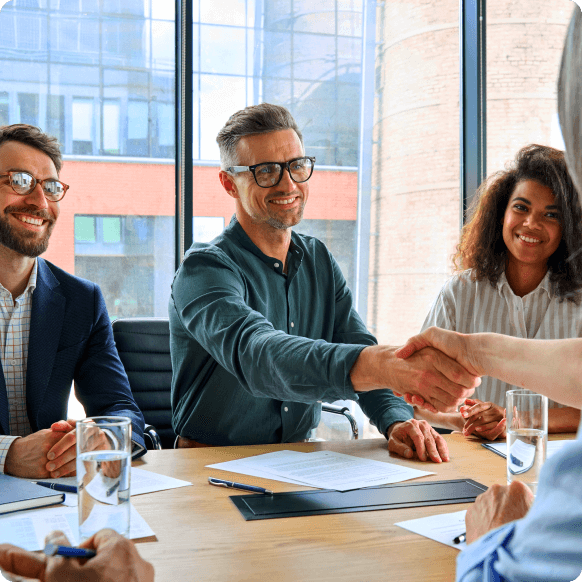 personas en una reunion de negocios