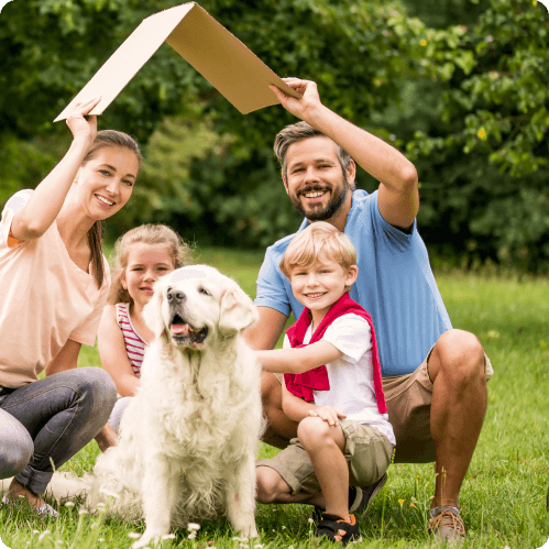 familia en el patio de un inmueble