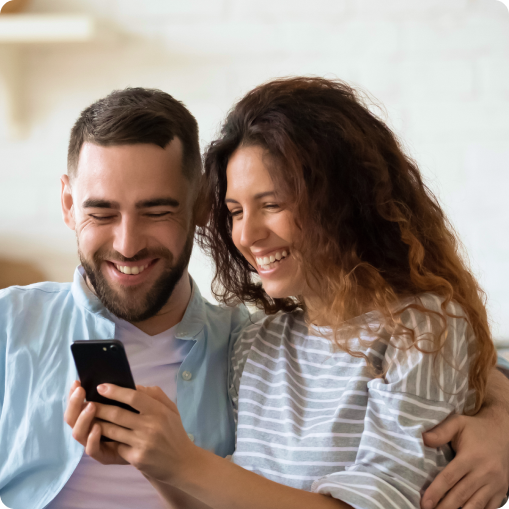 foto de dos personas feliz en su inmueble