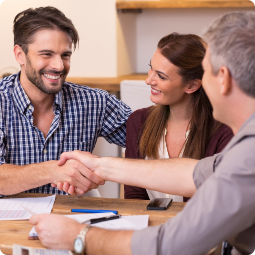 tres personas en una reunion de negocios